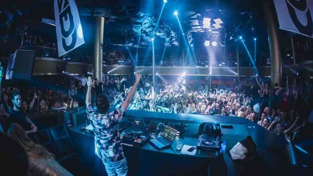How much does it cost to get into Omnia nightclub?
